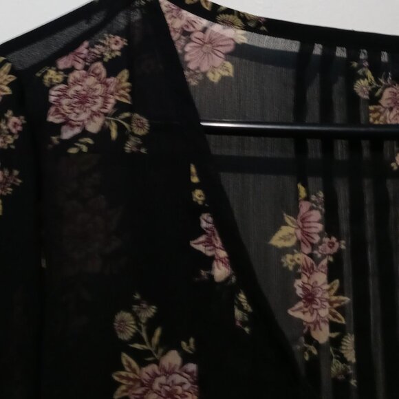 Torrid Womans Sheer Black Floral 3/4 Sleeve Pleats Top SIze 2 - Picture 5 of 9